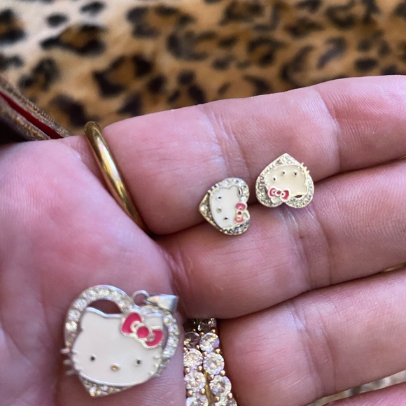 Hello Kitty pendant and earring set - Picture 4 of 7